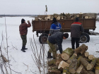 В Курской области пожарные заготовили дрова для семей участников СВО
