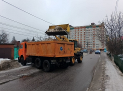 В Курске из-за непогоды коммунальщики боролись со льдом и снегом весь день