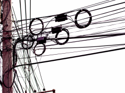 Курские власти не могут навести порядок с уродливыми интернет-кабелями на столбах