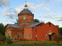 В Курской области ураганный ветер сорвал крышу с храма села Средние Апочки