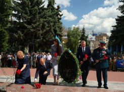 В Курске возложили цветы к памятнику «Скорбящая мать» в честь Дня ВДВ