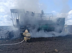 В поле под Курском сгорел комбайн