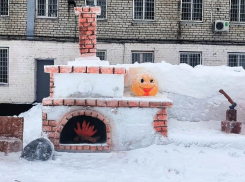 В курских колониях заключенные слепили сказку из снега