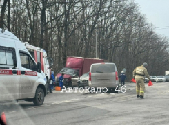 В Курске в аварии на Сумской спасатели деблокировали человека