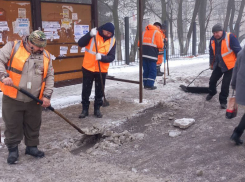 В Курске в понедельник дороги убирают 68 рабочих и 49 единиц техники