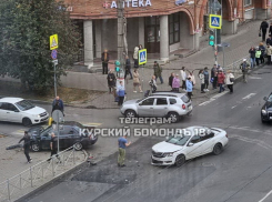 В Курске «Лада» вылетела на тротуар в результате ДТП на Радищева