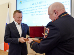 Губернатору Курской области Старовойту вручили наградное оружие от министра МВД
