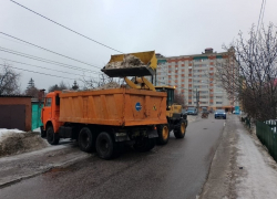 В Курске из-за непогоды коммунальщики боролись со льдом и снегом весь день