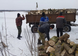 В Курской области пожарные заготовили дрова для семей участников СВО