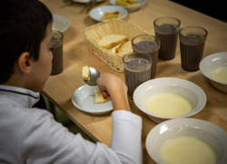 В Курске комиссия проверила жалобу о плохой еде в столовой школы №58