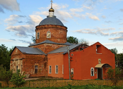 В Курской области ураганный ветер сорвал крышу с храма села Средние Апочки