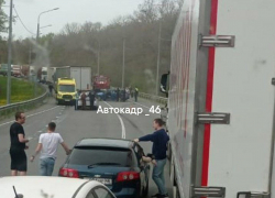 Автоледи пострадала в ДТП с легковушкой и грузовиком в Курском районе