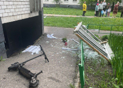 В Курской области взорвавшийся электросамокат выбил раму на балконе
