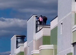 В Курске школьницы устроили опасную прогулку по крыше 17-этажного дома