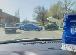 В ЖАО Курска автомобиль в результате столкновения выбросило на остановку