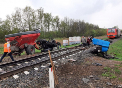 В Курском районе при столкновении с поездом на переезде погиб водитель трактора