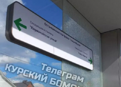 В Курске вандалы разбили стекло новой трамвайной остановки на улице Фрунзе
