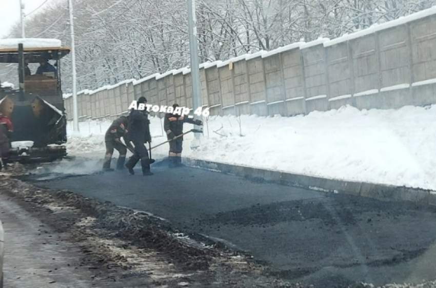 В Курске подрядчик потерял контракт после укладки асфальта в снег