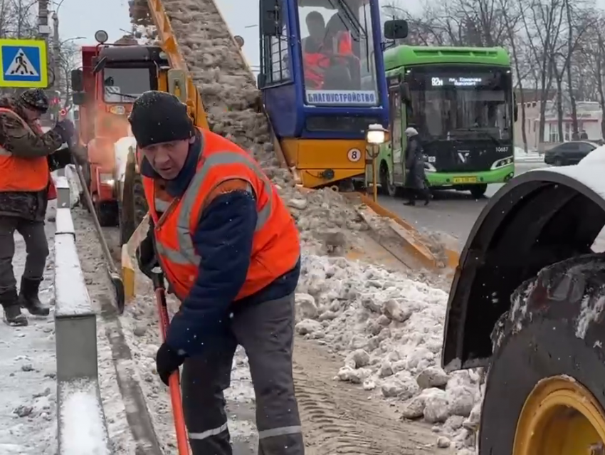 В Курске убирают снежные валы с улицы Дзержинского