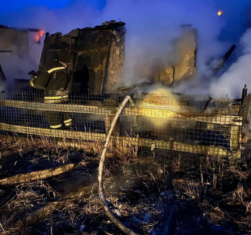 Под Курском потушен крупный пожар на территории частного домовладения
