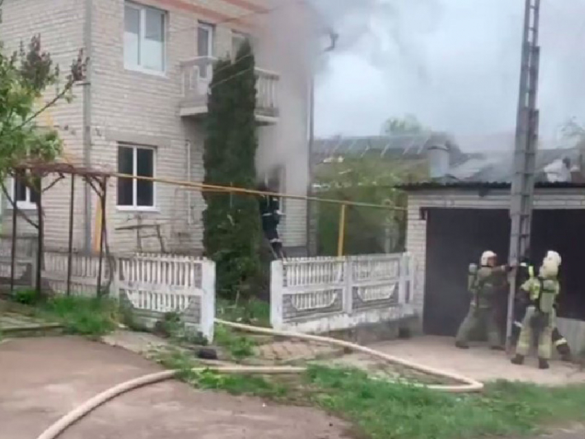 В Курске зажженная свеча стала причиной пожара в двухэтажном доме