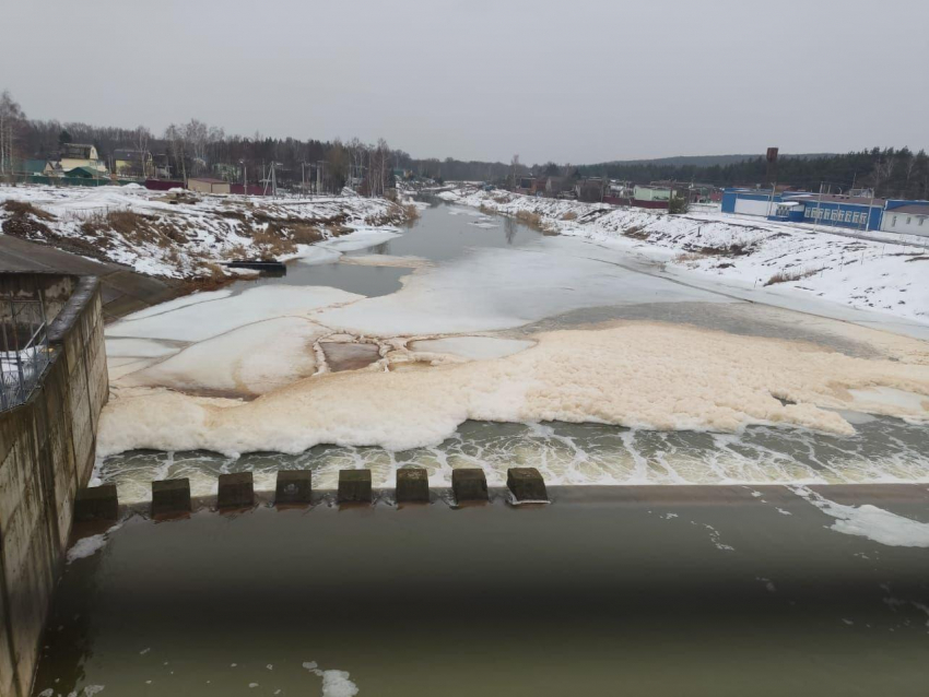 Возле Курского моря по реке Тускарь поплыла желтая пена неизвестного происхождения