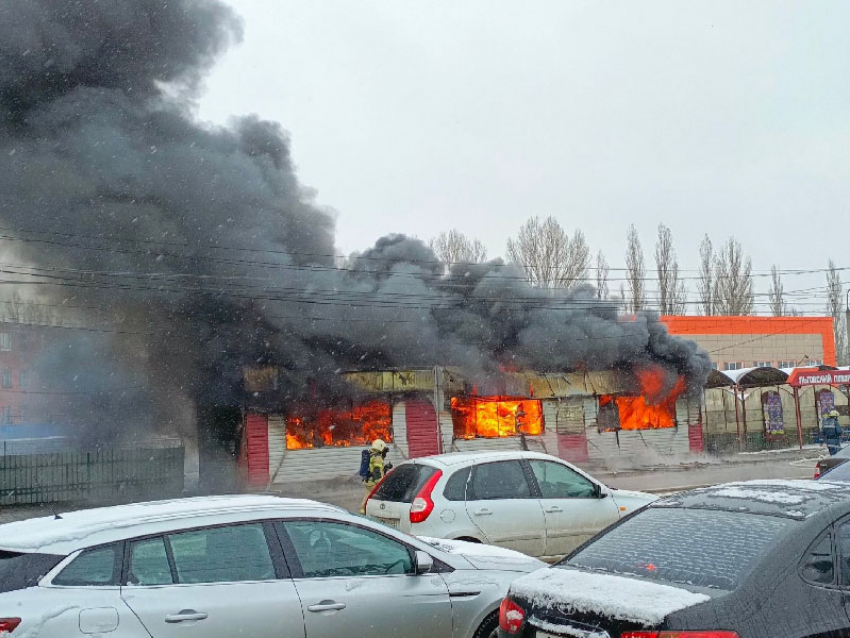 В Курске 26 ноября пожарные тушили торговый павильон на Льговском повороте