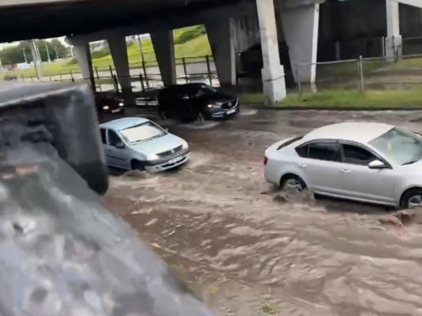 Из-за обрушившегося на Курск ливня под воду ушли несколько улиц