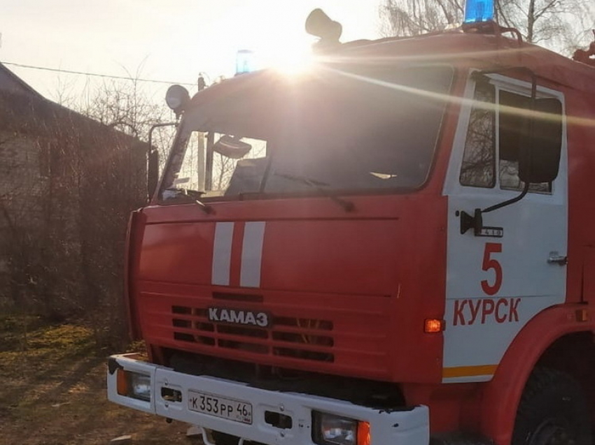 Под Курском пожарные не дали огню уничтожить дом в селе Верхнее Гуторово