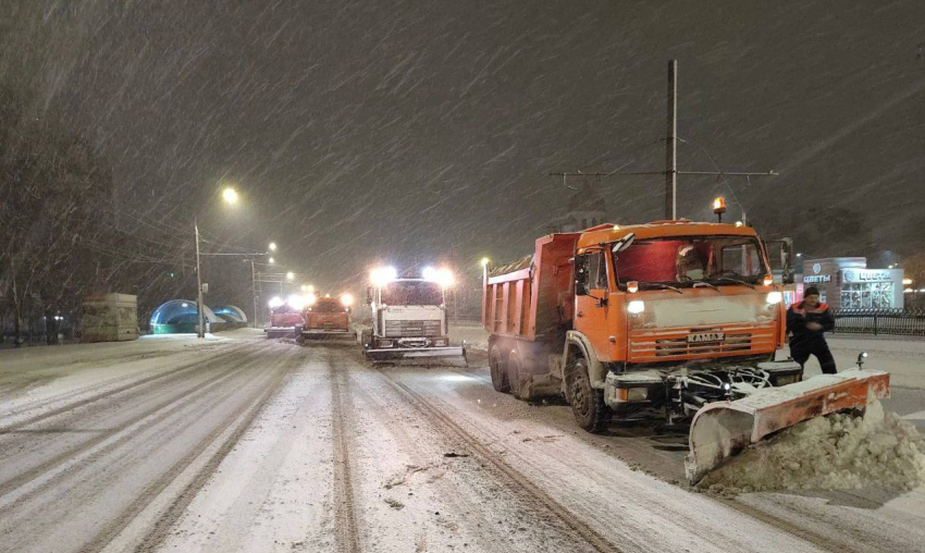  В Курске эвакуируют автомобили с заснеженных улиц