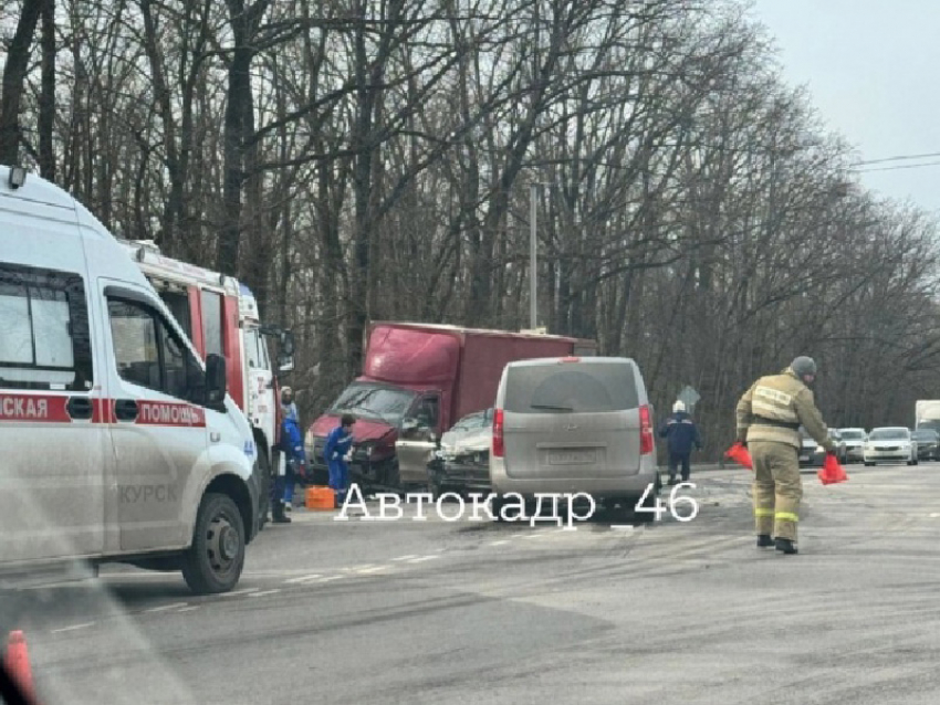 В Курске в аварии на Сумской спасатели деблокировали человека