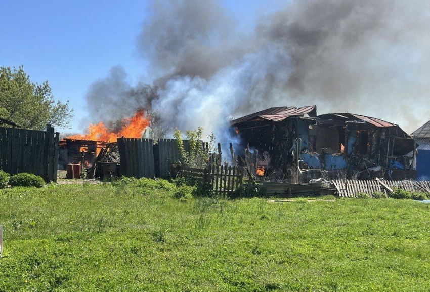 Курскую область массировано атаковали ВСУ: загорелись два домовладения