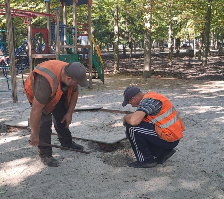 В парке Бородино в Курске демонтируют старую детскую площадку