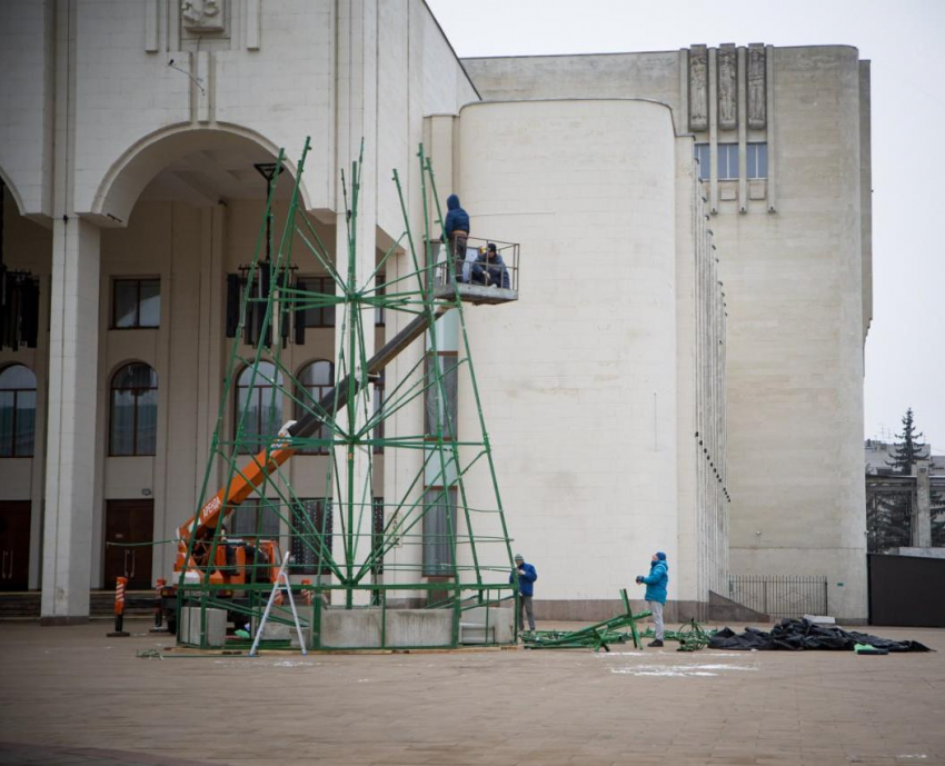 В Курске приступили к установке главной новогодней елки