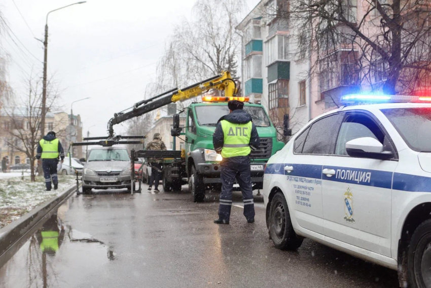 В Курске за неделю на штрафстоянки увезли 14 мешавших уборке снега машин