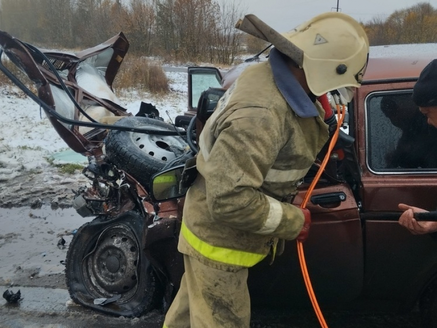 Под Курском спасатели деблокировали из машины пострадавшего в жестком ДТП