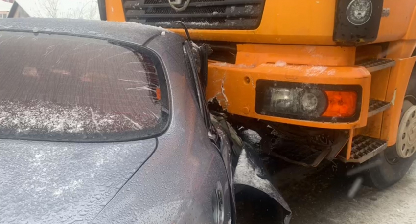 В Курске в смертельном ДТП с самосвалом погиб водитель легкового автомобиля