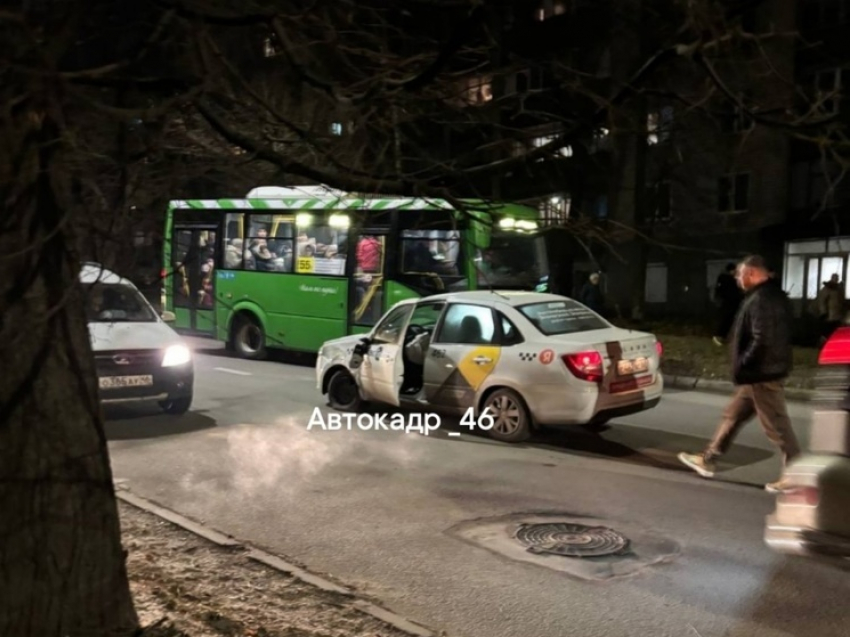 В Курске авария с автобусом и такси собрала пробку на Запольной